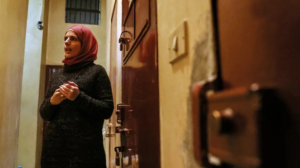 Rana Younès, 25 ans, travaille pour Dar Al Amal, l’une des nombreuses organisations qui aident les femmes prisonnières (AFP/Joseph Eid)