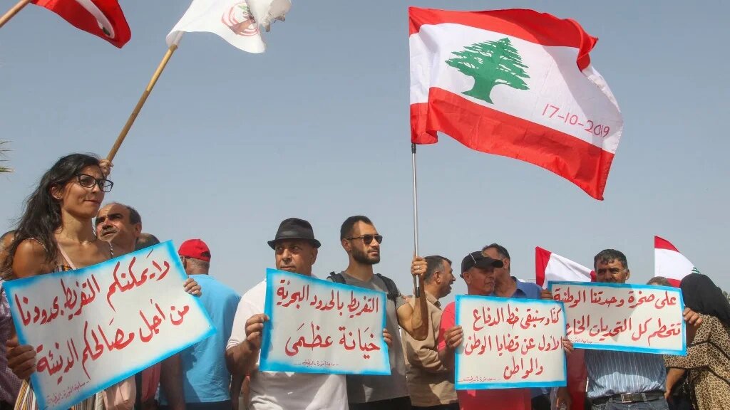 Manifestation dans la zone frontalière libanaise la plus méridionale de Naqura, le 11 juin 2022, quelques jours après qu’Israël ait déplacé un navire de production de gaz dans un champ offshore, dont une partie est revendiquée par le Liban (AFP/Mahmoud Zayyat)