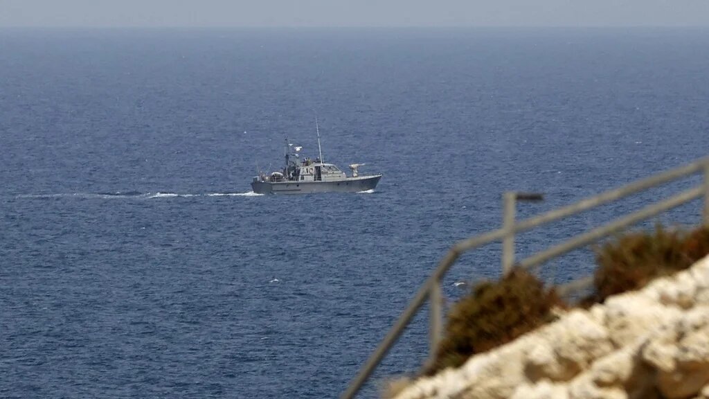 Un navire de la marine libanaise patrouille dans les eaux méditerranéennes au large de Rosh Hanikra, une zone à la frontière entre Israël et le Liban (Ras al-Naqoura), le 4 mai 2021 (AFP/Jack Guez)
