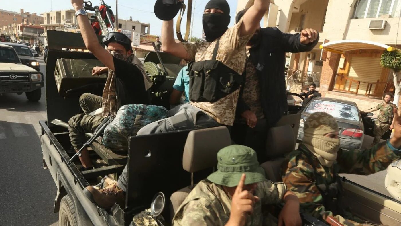 Des combattants fidèles au GNA se réjouissent d’avoir pris le contrôle de la ville côtière libyenne de Sabratha, le 13 avril (AFP)