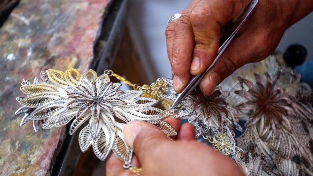 « L’art du filigrane est une vieille tradition en Libye », selon Abdelnasser Aboughress qui dirige l’Académie libyenne des métiers d’artisanat de l’or et de l’argent (AFP/Mahmud Turkia)