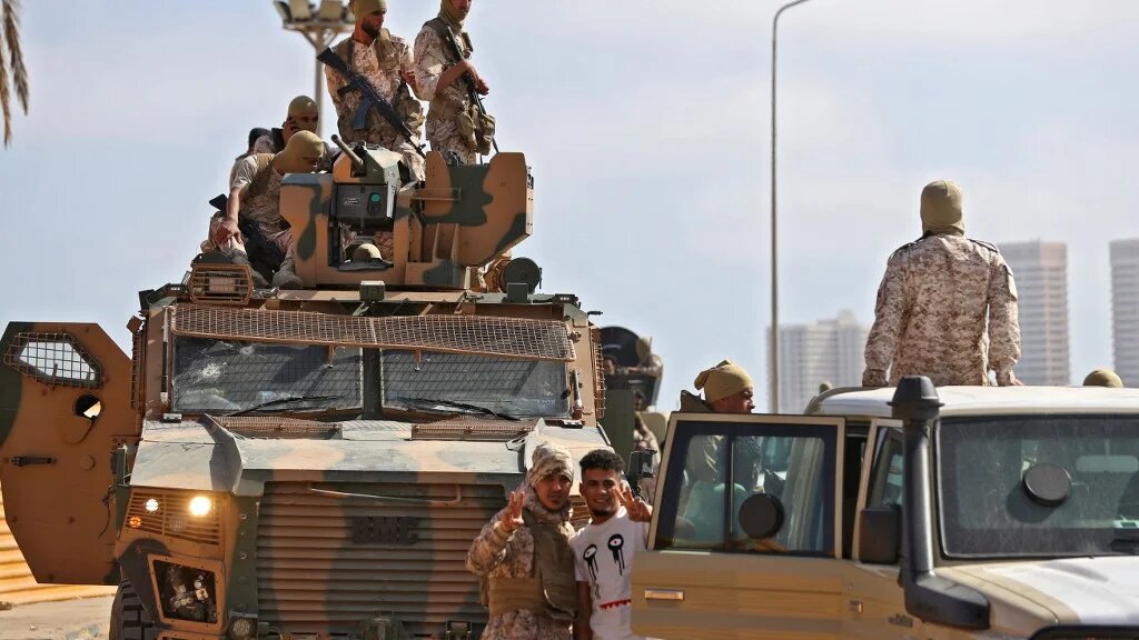 Les forces fidèles au Premier ministre libyen, Abdelhamid Dbeibah, présentes dans la capitale Tripoli, le 17 mai 2022 (AFP/Mahmud Turkia)