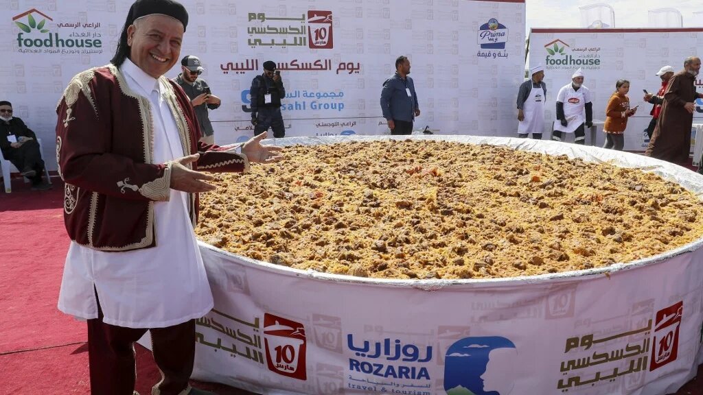 Préparation du couscous géant, le 10 mars 2023, dans le site romain de Sabratha, dans l’ouest de la Libye (AFP/Mahmoud Turkia)