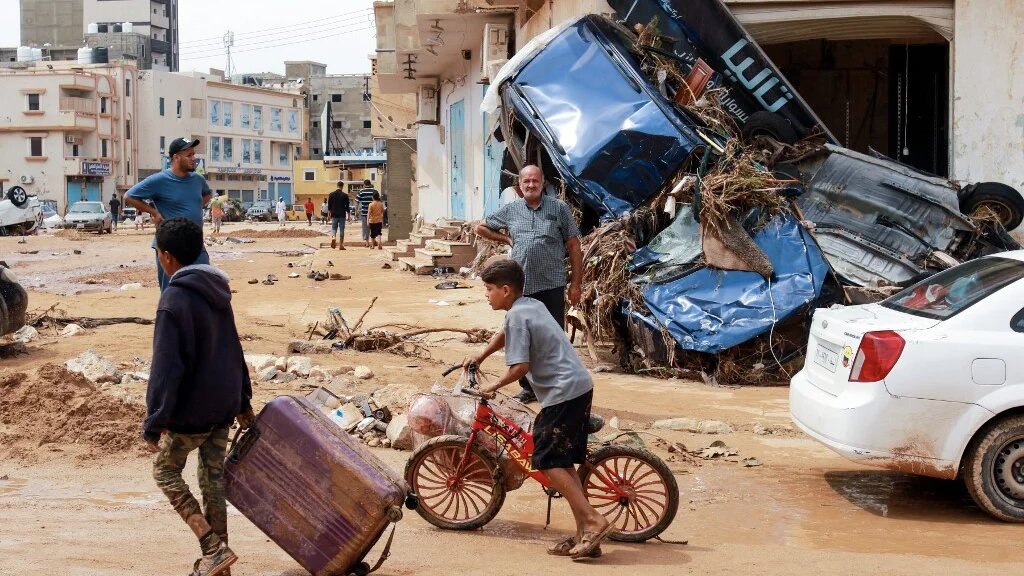 À Derna, frappée par la tempête Daniel dimanche, les bâtiments ont été dévastés, les ponts emportés par les eaux, des quartiers entiers sont submergés et les routes ont disparu, laissant une ville méconnaissable (AFP)