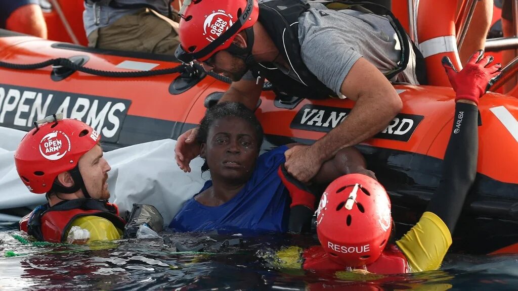 Des secouristes de l’ONG Proactiva Open Arms sauvent une migrante camerounaise, Josepha, 40 ans, au large des côtes libyennes le 17 juillet 2018 (AFP/Pau Barrena) 