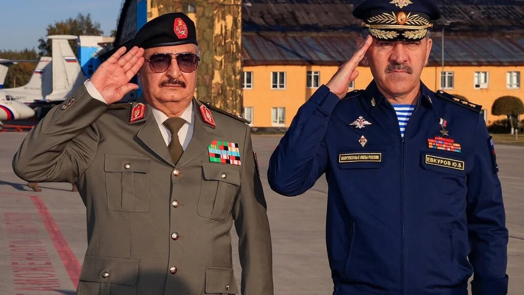 Khalifa Haftar (à gauche) et le vice-ministre russe de la Défense Iounus-bek Ievkourov (à droite) sur un aérodrome militaire de Moscou le 26 septembre 2023 (AFP)