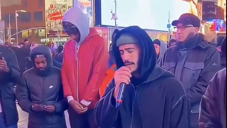 C’est à Times Square que l’Algérien, né à Blida (au sud d’Alger), a installé son QG (capture d’écran)