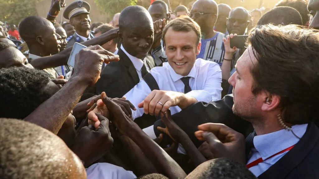 Macron, ici lors d’un bain de foule à Ouagadougou (Burkina Faso), le 28 novembre 2017, « n’a pas mesuré l’hostilité des pouvoirs en place, qui ne supportent pas la prétention d’un dirigeant étranger à s’adresser directement à leur opinion publique, passant par-dessus les pouvoirs et les institutions » – Abed Charef (AFP/Ludovic Marin)