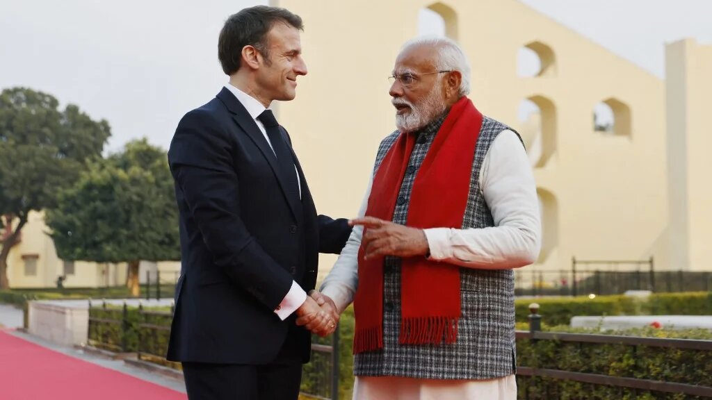 Le Premier ministre indien Narendra Modi (à droite) et le président français Emmanuel Macron se serrent la main lors d’une visite à l’observatoire Janta Mantar à Jaipur le 25 janvier 2024 (AFP/Ludovic Marin)