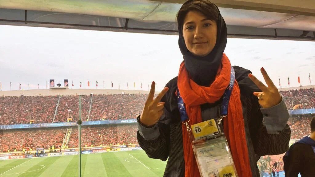 A picture of Niloofar Hamedi reporting at a football match (Twitter)