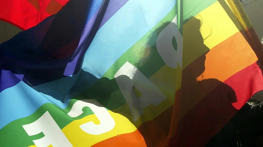 Ce n’est pas la première fois que la communauté LGBTQI+ se retrouve sous les critiques. En 2023 déjà, quand des exemplaires du Coran étaient brûlés dans plusieurs pays scandinaves, des manifestants en Irak avaient brûlé le drapeau arc-en-ciel (Gabriel Bouys/AFP)