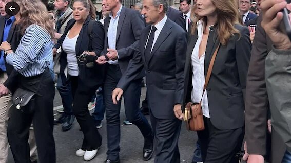 Nicolas Sarkozy et Carla Bruni lors de la marche de soutien à Israël, lundi 9 octobre à Paris (Twitter)