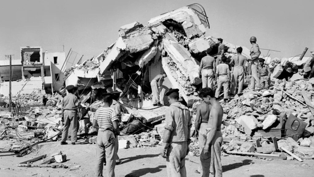 Des sauveteurs tentent de retrouver les victimes dans les ruines des maisons effondrées à la suite du violent séisme qui a ravagé la ville d’Agadir, au Maroc, le 29 février 1960, faisant 12 000 morts (AFP)
