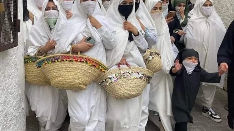 Déambulation le 8 mars 2023 dans les rues de Tanger, nord du Maroc, de Marocaines portant le haïk traditionnel (Twitter)