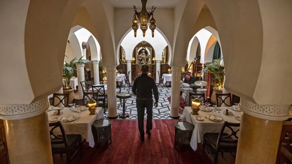 Un homme entre dans le Rick’s Café, un restaurant-bar qui recrée celui du film emblématique Casablanca, dans la ville marocaine du même nom, le 4 novembre 2022 (AFP/Fadel Senna)