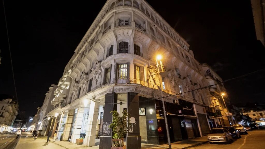 Pour les amateurs d’architecture, Casablanca offre un festin visuel de carreaux maures, de minarets anciens et de façades coloniales françaises avec des touches Art déco (Fadel Senna/AFP)
