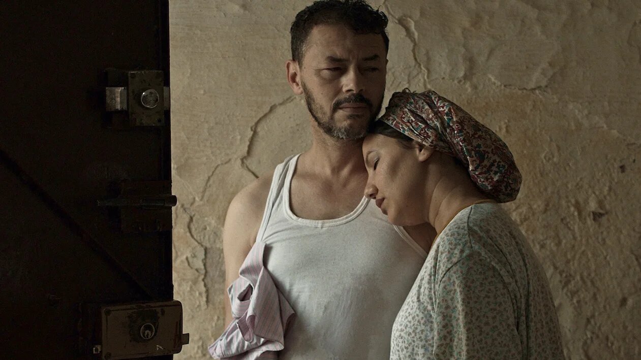 Faisant appel à des comédiens professionnels comme amateurs, Belabbès filme des tranches de vie inspirées d’histoires qu’il a glanées au fil de plusieurs années (Hak Films)