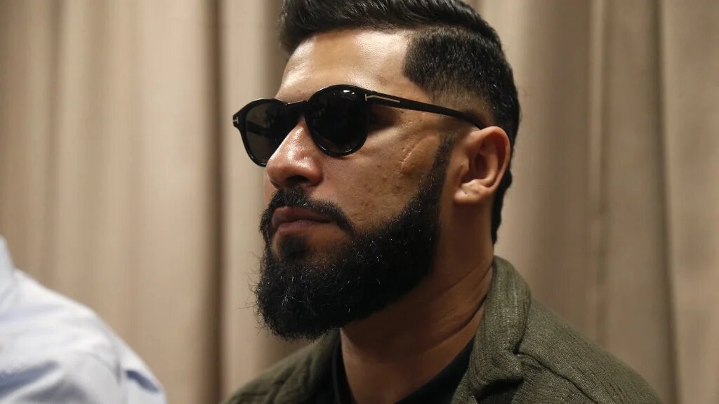 Le rappeur marocain ElGrande Toto, placé en garde à vue le 24 octobre à la suite de propos controversés, a été remis en liberté sous caution deux jours plus tard mais il reste poursuivi pour « injures, diffamation et menaces ». Sur cette photo, en conférence de presse le 23 octobre à Rabat (AFP)