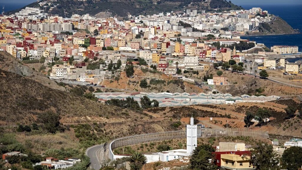 Vue générale de l’enclave nord-africaine espagnole de Ceuta prise depuis la ville marocaine de Fnideq (AFP/Fadel Senna)