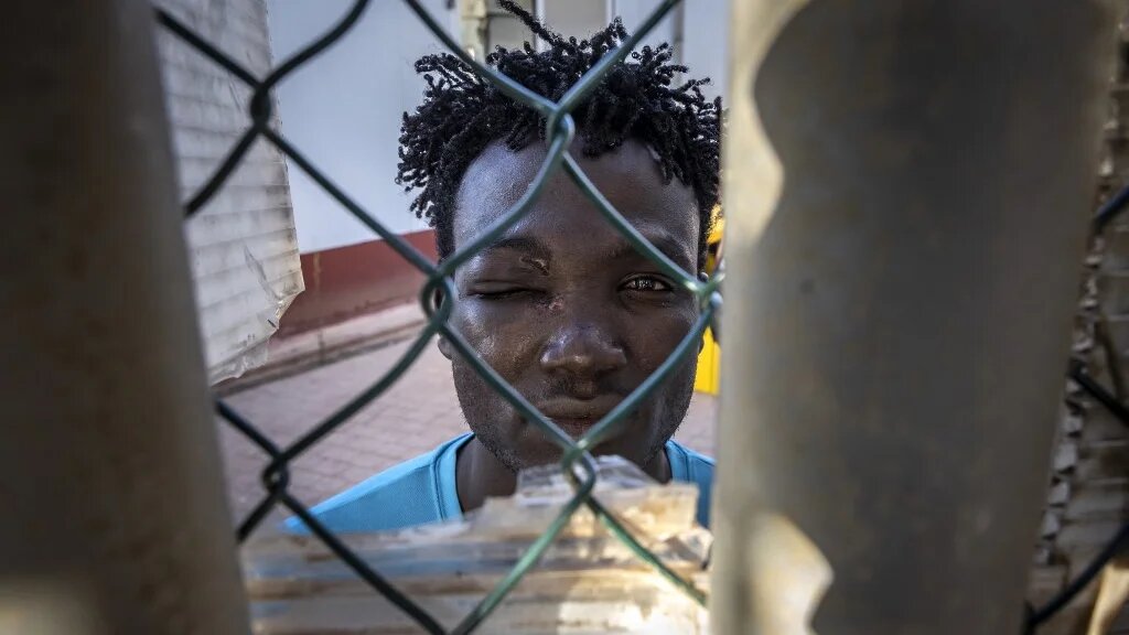 Un migrant soudanais blessé à l’œil est photographié dans le centre temporaire pour migrants et demandeurs d’asile de l’enclave espagnole de Melilla, près de la ville marocaine de Nador, le 25 juin 2022 (AFP/Fadel Senna)