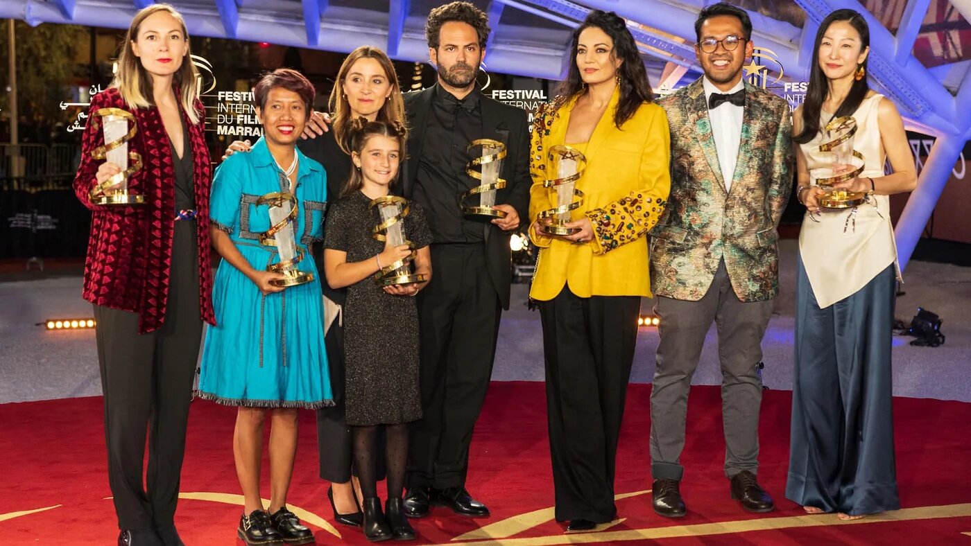 Le réalisateur iranien Emad Aleebrahim Dehkordi et la réalisatrice marocaine Maryam Touzani au milieu des gagnants du FIFM 2022 (Karim Tibari/Festival International du Film de Marrakech)