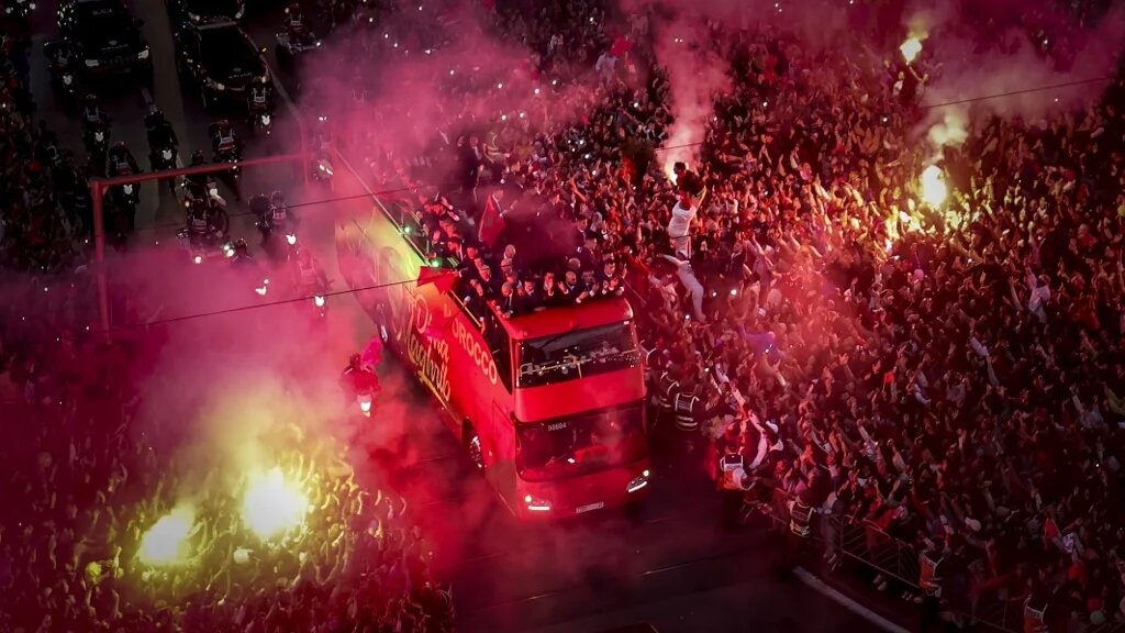 Les supporters marocains applaudissent leur équipe nationale de football au centre de la capitale Rabat, le 20 décembre 2022, après la Coupe du monde Qatar 2022 (AFP/Fadel Senna) 