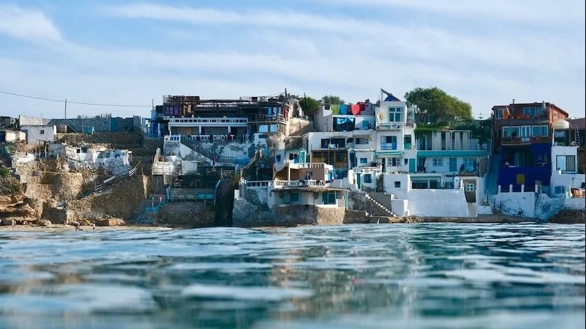 Selon les médias marocains, les autorités locales se sont justifiées : ces logements étaient « insalubres » et l’État n’a fait que récupérer son « domaine public maritime » (instagram/@imsouane_photography)