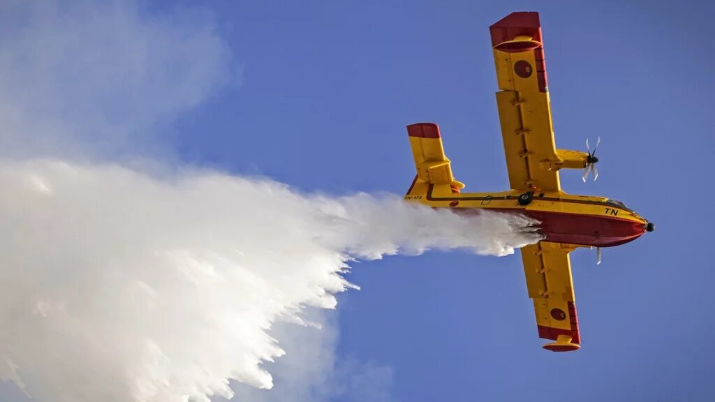 Un Canadair des Forces royales aériennes éteint un feu de forêt dans la région de Chefchaouen, dans le nord-ouest du Maroc, le 17 août 2021 (AFP/Fadel Senna)