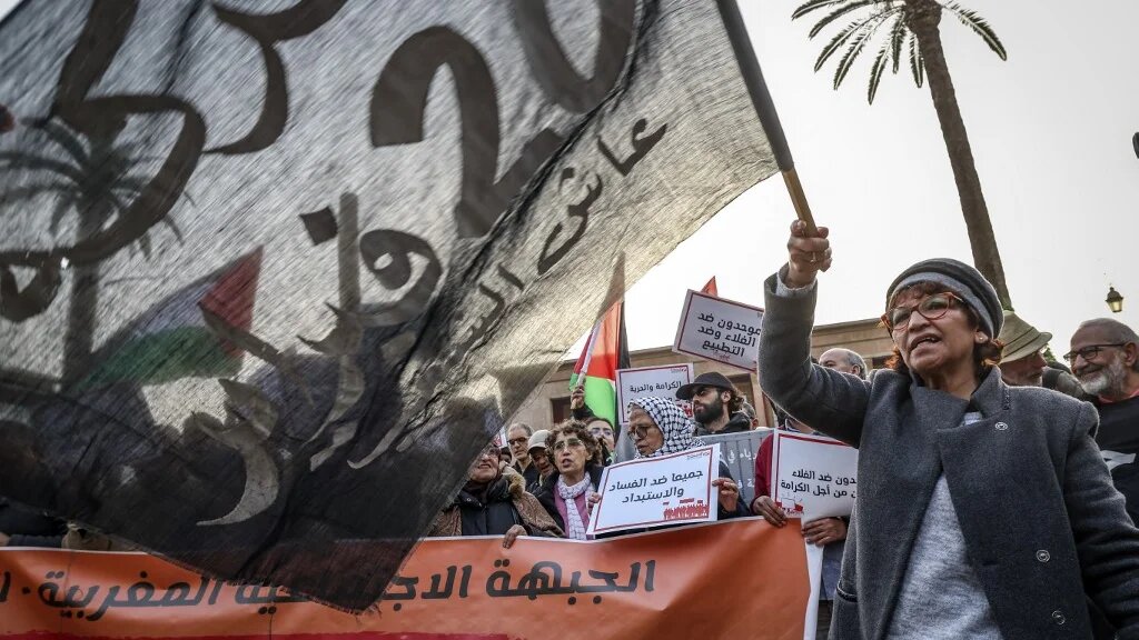 Des sit-in ont été organisés dimanche 19 février au Maroc à l'appel de la Confédération démocratique du travail pour dénoncer la récente envolée des prix des denrées alimentaires et du carburant (AFP/Fadel Senna)