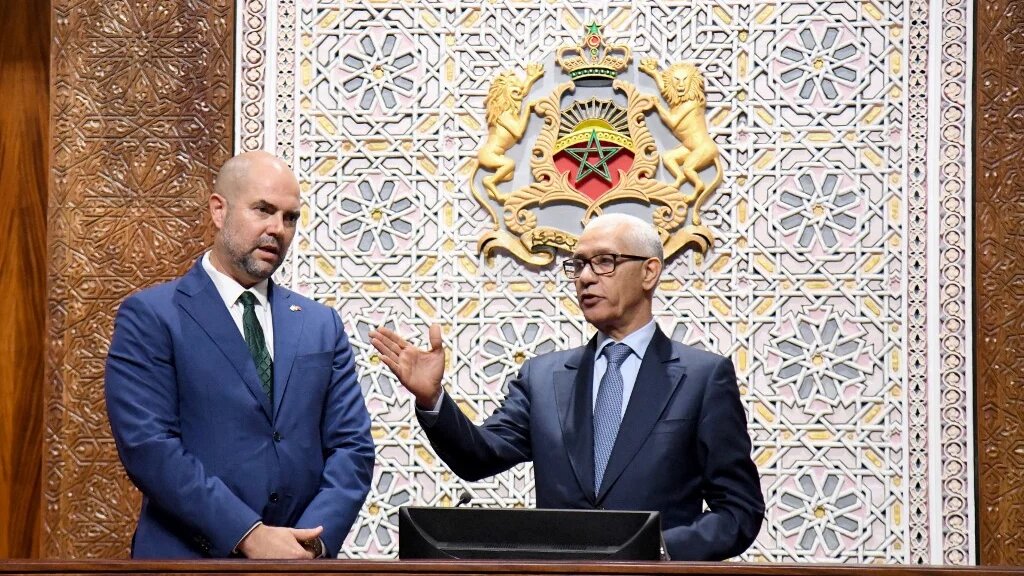 Le président du Parlement marocain Rachid Talbi Alami (à droite) montre au président de la Knesset israélien Amir Ohana le bâtiment du Parlement à Rabat le 8 juin 2023 (AFP)