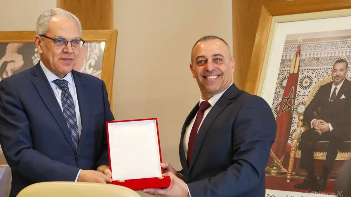 Le directeur du bureau des affaires politico-militaires du ministère de la Défense israélien, Dror Shalom (gauche) avec l’inspecteur général des Forces armées royales, Belkhir El Farouk (droite), lors de la première réunion du comité de suivi de la coopération de défense maroco-israélienne, à Rabat, lundi et mardi derniers (Twitter)