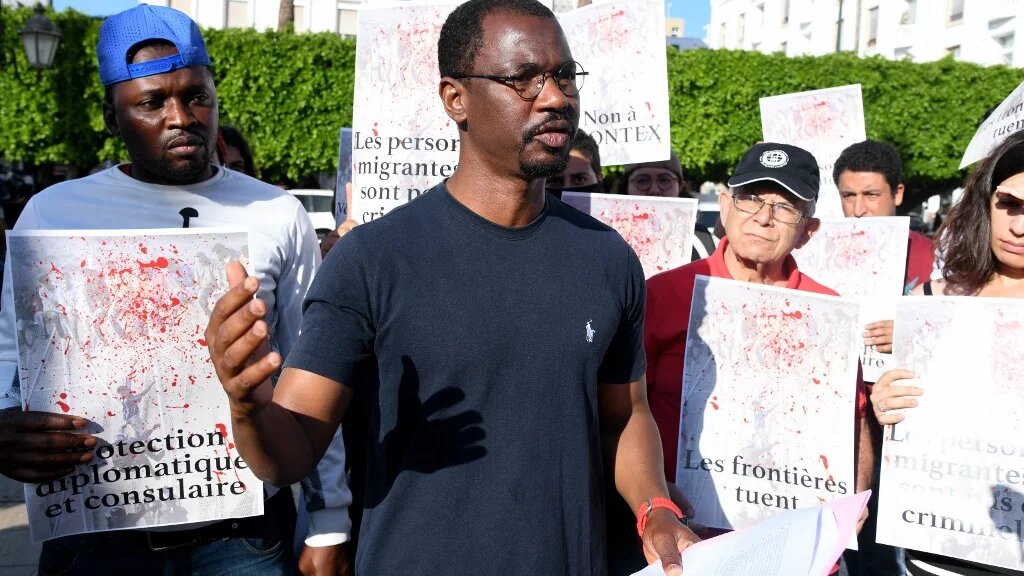 Des manifestants participent à un rassemblement à Rabat, le 1er juillet 2022, pour exiger une enquête après le drame de Melilla, le 24 juin, où 23 migrants ont trouvé la mort (AFP)