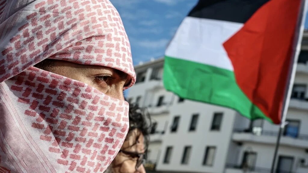 Des manifestants brandissent le drapeau de la Palestine lors d’une marche en solidarité avec Gaza, à Rabat, le 11 février 2024 (AFP/Fadel Senna)