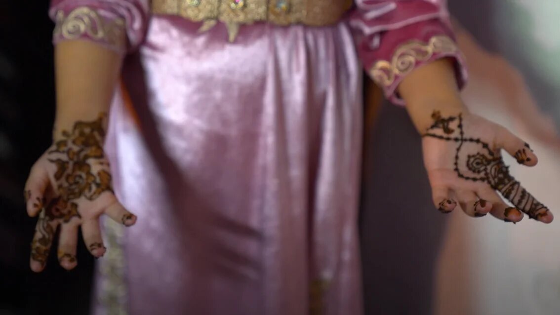 Image extraite du documentaire Mazal tefla (encore une enfant), de la réalisatrice marocaine Meryem Ait Aghnia et de la journaliste Camélia Echchihab, qui raconte le parcours de quatre jeunes femmes mariées alors qu’elles étaient mineures (capture d’écran)