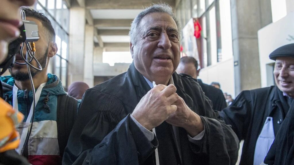La demande de remise en liberté de l'opposant marocain et ancien ministre Mohamed Ziane a été rejetée par un tribunal de Rabat, a indiqué mardi 6 décembre son fils qui est aussi son avocat (AFP/Fadel Senna)