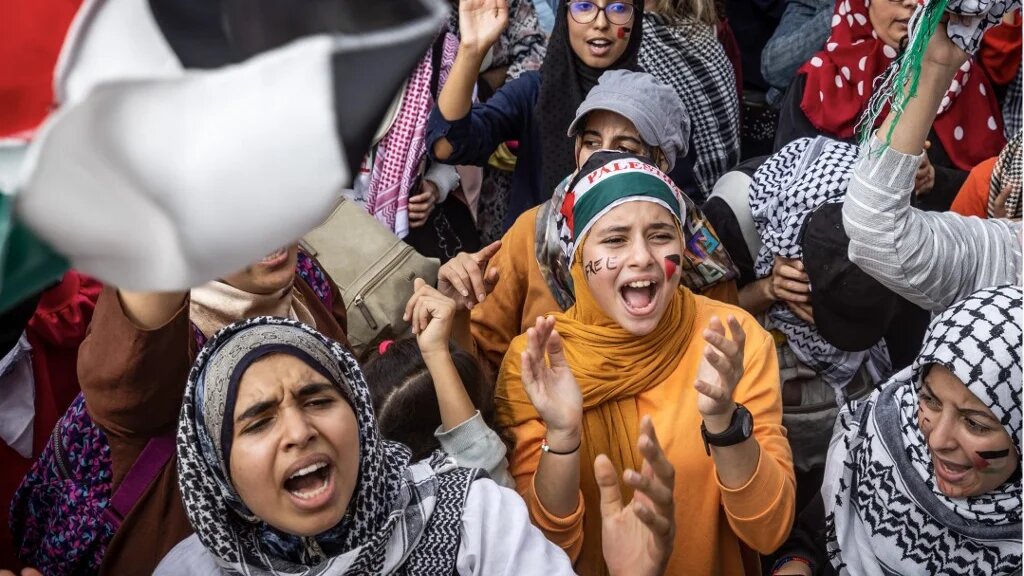« Soutien inconditionnel à la résistance à l’occupation », « le peuple veut libérer la Palestine », ont scandé les manifestants à Rabat dimanche 15 octobre. Certains portaient à bout de bras d’immenses drapeaux palestiniens et appelaient à soutenir « Gaza et son sacrifice » (AFP/Fadel Senna)