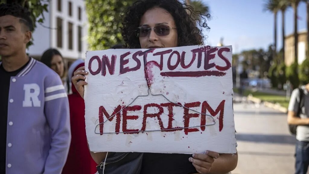 Des militants marocains manifestent, le 28 septembre 2022, dans la capitale Rabat, après la mort de Meriem, quatorze ans, à la suite d’un avortement clandestin (AFP/Fadel Senna)