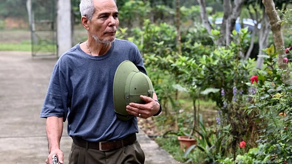 Dans son village, Le Tuan Binh est surnommé « l’étranger » en raison de sa peau foncée, mais ses proches l’appellent Ali, le prénom donné par son père (Nhac Nguyen/AFP)