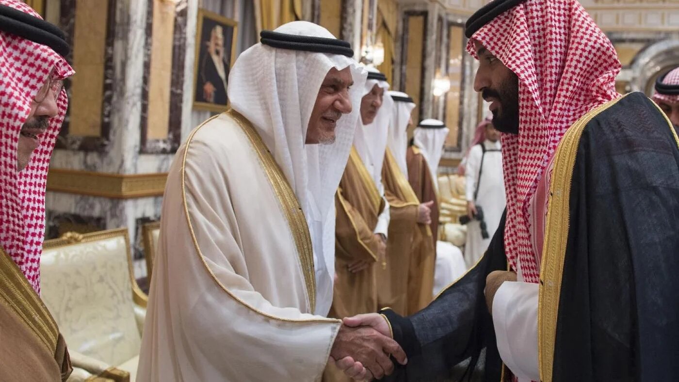 Des membres de la famille royale et des responsables saoudiens prêtent allégeance au prince héritier Mohammed ben Salmane à La Mecque, le 21 juin 2017 (AFP)