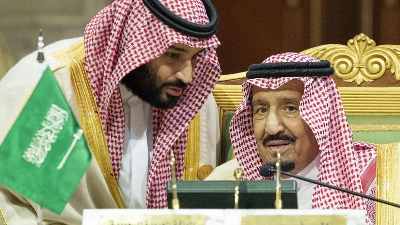 Le prince héritier saoudien Mohammed ben Salmane s’entretient avec le roi Salmane à Riyad, en 2018 (SPA/AFP)
