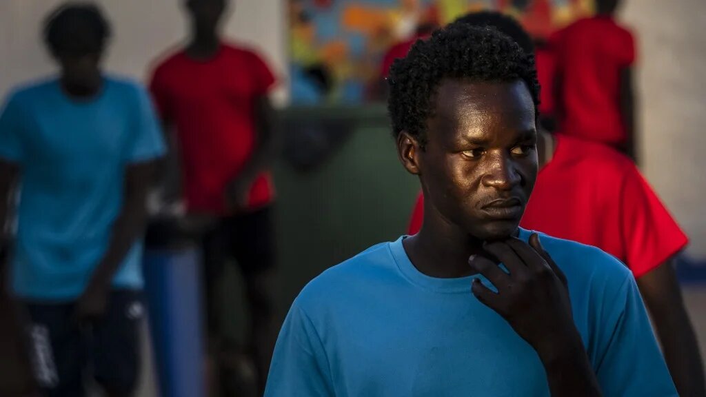 Un migrant soudanais attend dans le centre temporaire pour migrants et demandeurs d’asile de Melilla (AFP/Fadel Senna)