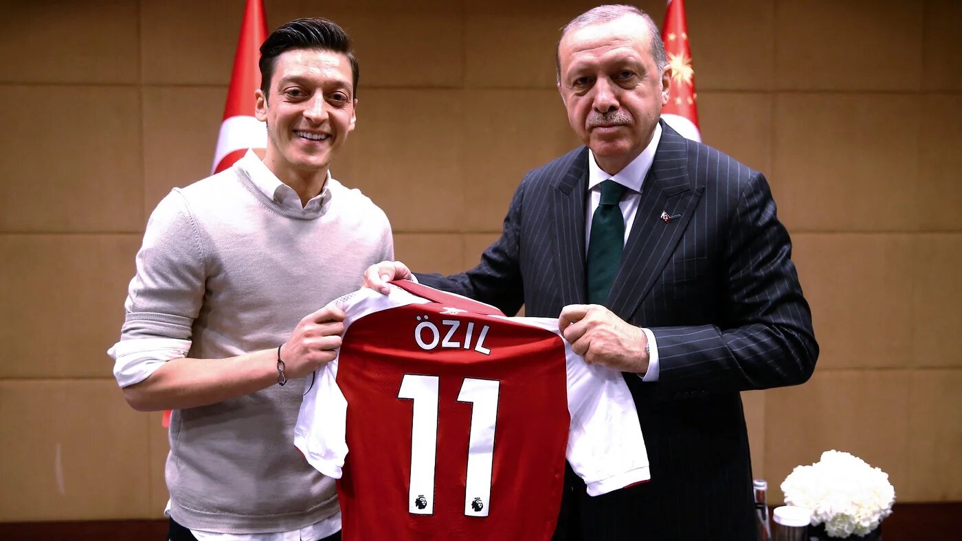 Turkish President Recep Tayyip Erdogan (R) posing for a photo with German footballer of Turkish origin Mesut Ozil (L) in London on 13 May 2018 (AFP/Turkish presidential press service/Kayhan Ozer)