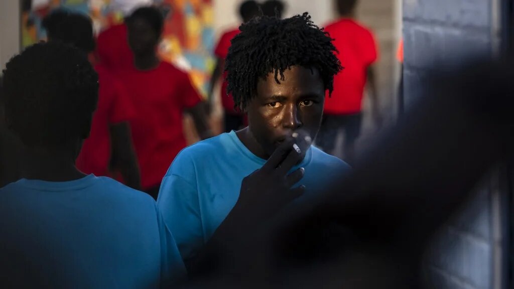 Un migrant soudanais est photographié dans le centre temporaire pour immigrants et demandeurs d’asile dans l’enclave espagnole de Melilla, près de la ville marocaine de Nador, le 25 juin 2022 (AFP/Fadel Senna)