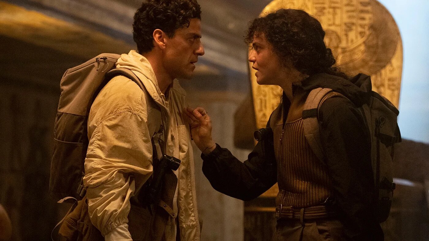 La production a misé sur des talents égyptiens ayant apporté leur expertise de leur propre culture. Parmi eux, le monteur Ahmed Hafez, le compositeur Hesham Nazih et l’actrice May Calamawy, en photo avec Oscar Isaac (Twitter/@moonknight)