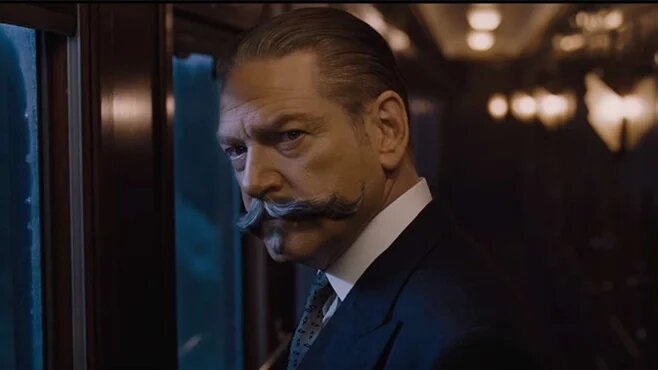 L’acteur Kenneth Branagh, qui a réalisé le film, incarne aussi le célèbre détective Hercule Poirot (20th Century Studios)