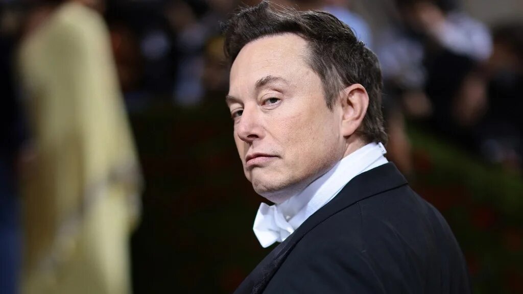 Elon Musk a tenté de montrer lundi au tribunal que ses fameux tweets de 2018, sur sa volonté de sortir Tesla de la bourse, n’avaient rien de trompeurs ou de frauduleux, contrairement aux accusations d’investisseurs qui disent avoir perdu des millions de dollars à cause du milliardaire (AFP/Angela Weiss)