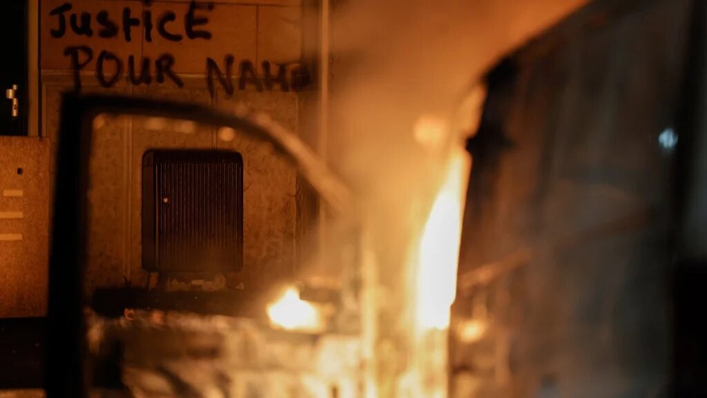 Poubelles, voitures et mobilier urbain incendiés, tirs de gaz lacrymogènes : autour de Paris mais aussi dans d’autres villes de France, plusieurs centaines de jeunes émeutiers ont affronté dans la nuit de mercredi à jeudi la police à coups de pétards et de feux d’artifice (AFP/Geoffroy Van der Hasselt)