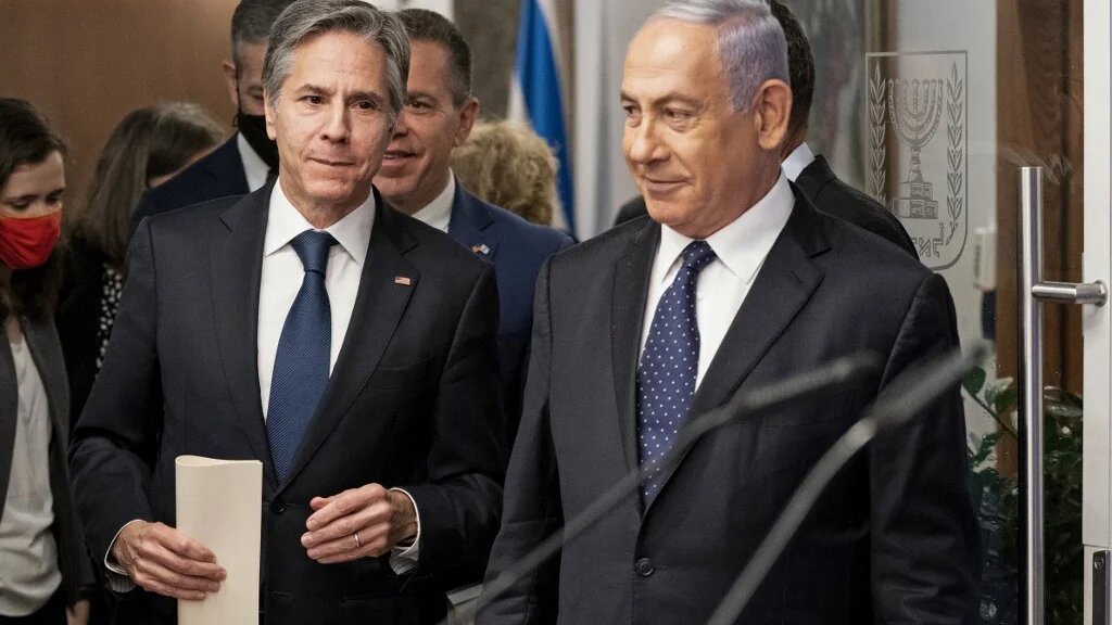 US Secretary of State Antony Blinken (L) spoke alongside Israeli Prime Minister Benjamin Netanyahu (R) during a news conference on 25 May 2021.