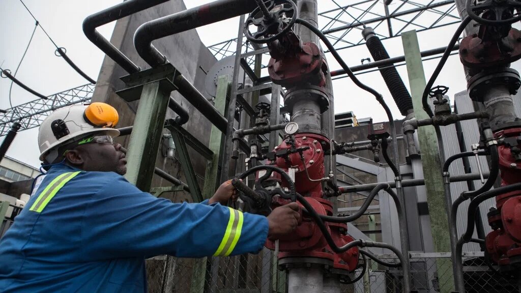 An employee at work in the Afam VI power plant in Nigeria's Port Harcourt in September 2015 (AFP/file photo)