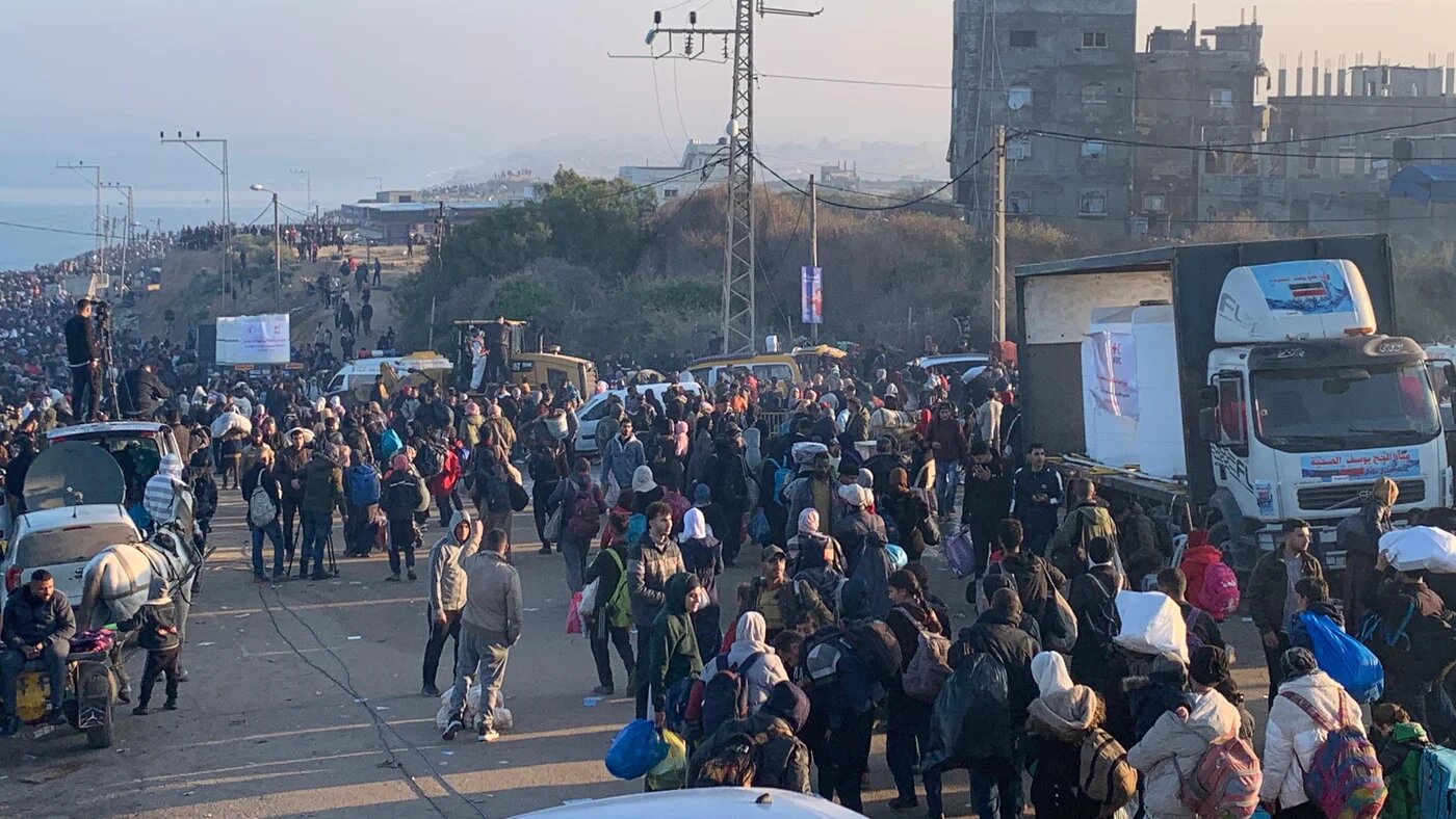 Tens of thousands make their return to north Gaza early on 27 January, 2025, in a historic move that marks the return of those forcibly displaced since the beginning of the war (MEE/Ahmed Aziz)